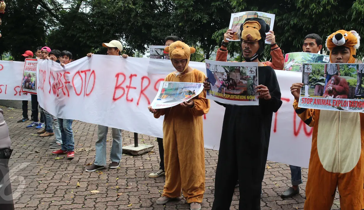 Sejumlah orang yang tergabung dalam Yayasan Scorpion Indonesia melakukan aksi di depan Kementrian Lingkungan Hidup dan Kehutan (KLHK), Jakarta, Senin (20/3). Aksi itu digelar dalam upaya untuk menghentikan atraksi satwa liar. (Liputan6.com/Angga Yuniar)