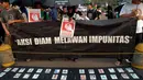 Jaringan Solidaritas Korban untuk Keadilan melakukan aksi Kamisan di depan Istana Merdeka, Jakarta, Kamis (12/6/14). (Liputan6.com/Miftahul Hayat)