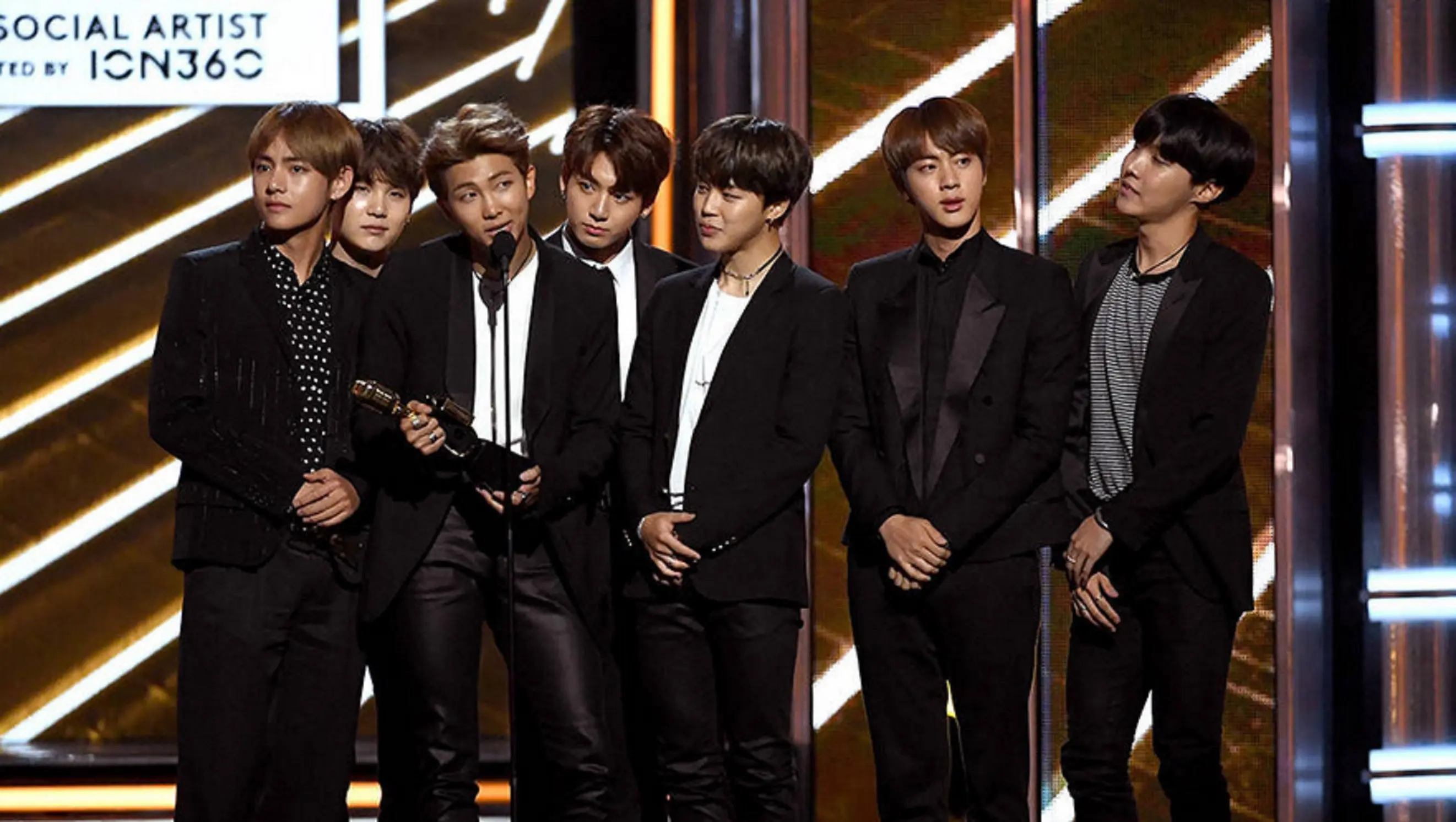 BTS saat menerima penghargaan di Billboard Music Awards 2017.