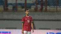 Pemain Timnas Indonesia U-23, Miftahul Hamdi saat melawan Suriah U-23 pada laga persahabatan di Stadion Wibawa Mukti, Bekasi, Rabu (16/11/2017). Indonesia kalah 2-3. (Bola.com/NIcklas Hanoatubun)