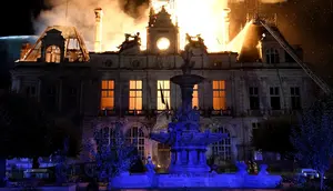 Balai Kota Berusia 140 Tahun di Prancis Terbakar Hebat Saat Kerusuhan