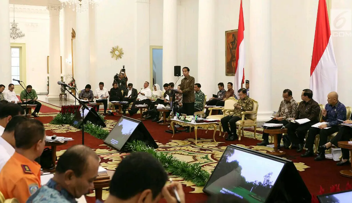 Presiden Joko Widodo (Jokowi) memimpin sidang kabinet paripurna di  Istana Kepresidenan Bogor, Senin (29/5). Rapat membahas persiapan Idul Fitri 1438 H, pemantauan harga bahan pokok dan menjaga momentum pertumbuhan ekonomi. (Liputan6.com/Angga Yuniar)