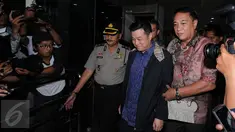 Direktur PT Agung Sedayu Group, Richard Halim Kusuma (tengah) menunduk sambil tersenyum saat keluar gedung KPK Jakarta, Rabu (20/4/2016). Richard diperiksa terkait dugaan suap pembahasan  raperda reklamasi Teluk Jakarta. (Liputan6.com/Helmi Fithriansyah)