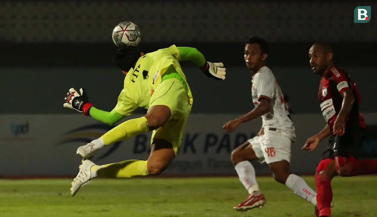 Kiper Persipura Jayapura, Fitrul Dwi Rustapa berusaha menghalau bola saat melawan Persija Jakarta dalam laga pekan ke-3 BRI Liga 1 2021/2022 di Stadion Indomilk Arena, Tangerang, Minggu (19/9/2021). Kedua tim bermain imbang 0-0. (Bola.com/Ikhwan Yanuar)