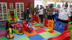 Menteri Lingkungan Hidup dan Kehutanan Siti Nurbaya (kanan) menyapa anak-anak di Terminal Penumpang Pelabuhan Tanjung Priok, Jakarta, Selasa (26/4/2022). Kunjungan tersebut dalam rangka memantau persiapan mudik minim sampah. (Liputan6.com/Herman Zakharia)