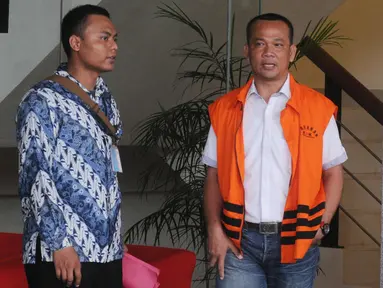 Wakil Ketua DPRD Lampung Tengah J Natalis Sinaga usai menjalani pemeriksaan lanjutan di KPK, Jakarta, Jumat (13/4). Natalis diperiksa sebagai tersangka untuk melengkapi berkas dugaan suap pinjaman daerah APBD Lampung Tengah 2018. (Merdeka.com/Dwi Narwoko)