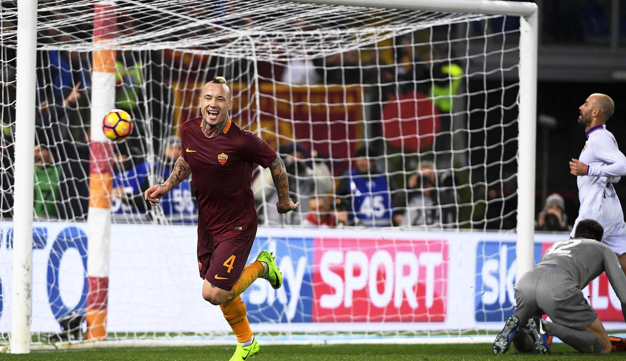 Selebrasi pemain AS Roma, Radja Nainggolan (kiri) usai menjebol gawang Fiorentina pada lanjutan Serie A Italia di  Olimpico stadium, Roma, (7/2/2017). AS Roma menang 4-0. (EPA/Maurizio Brambatti)