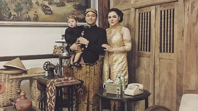 Keluarga Kecil Vicky Shu