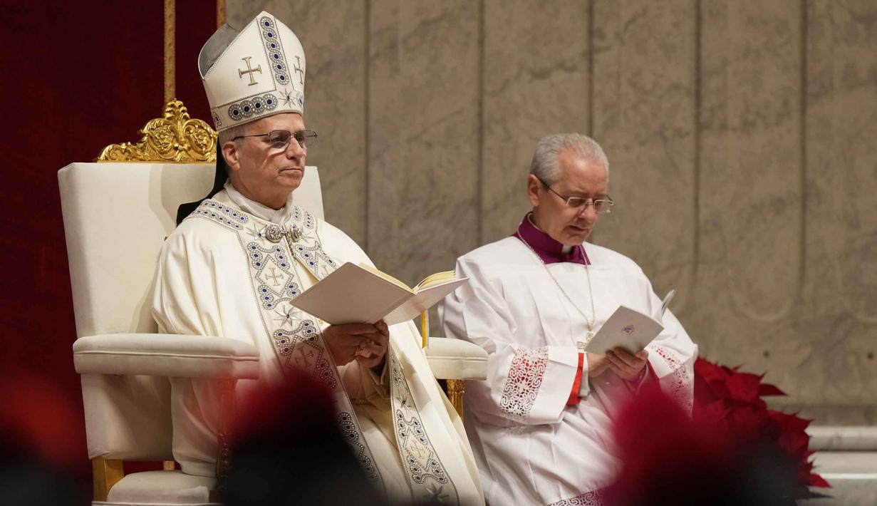 Ini merupakan Ibadat Sore akhir tahun pertama bagi Paus Leo XIV setelah terpilih menjadi pemimpin tertinggi Gereja Katolik ke-267 pada Mei 2025. Tampak dalam foto, Paus Leo XIV (kiri) saat memimpin Ibadat Sore (Vesper) Pertama dan doa syukur 'Te Deum' di Basilika Santo Petrus, Vatikan, Rabu 31 Desember 2025. (AP Photo/Andrew Medichini)