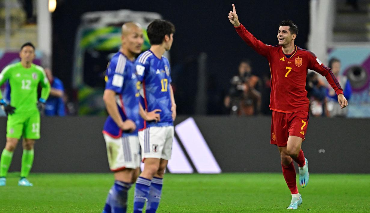 <p>Selebrasi pemain timnas Spanyol, Alvaro Morata (kanan)&nbsp;usai menjebol gawang Jepang dalam pertandingan grup E Piala Dunia 2022 yang berlangsung di&nbsp;Khalifa International Stadium, Doha, Jumat (2/12/2022). (AFP/Javier Soriano)</p>