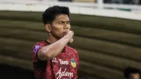 Cahya Supriadi ketika PSIM Yogyakarta bertanding melawan Persebaya Surabaya&nbsp;pada BRI Super League 2025/2026 di Stadion Gelora Bung Tomo, Surabaya,&nbsp;Jumat (8/8/2025). (Bola.com/Abdul Aziz)