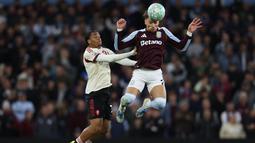 Pemain Liverpool (kiri) Rio Ngumoha mencoba mencoba menggangu pemain Aston Villa, Matty Cas (kanan) pada laga pekan 37 Premier League 2025/2026, Sabtu (16/5/2026) diini hari WIB. (AFP/Darren Staples)