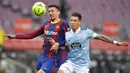 Bek Barcelona, Clement Lenglet, berebut bola dengan pemain Celta Vigo, Hugo Mallo, pada laga Liga Spanyol di Stadion Camp Nou, Minggu (16/5/2021). Barca takluk dengan skor 1-2. (AFP/Pau Barrena)