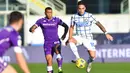 Striker Inter Milan, Lautaro Martinez, mengontrol bola saat melawan Fiorentina pada laga Coppa Italia di Stadion Artemio Franchi, Rabu (13/01/2021). Inter Milan menang dengan skor 2-1. (Jennifer Lorenzini/LaPresse via AP)