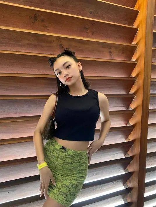 Penampilanmu jadi lebih chic dengan tatanan rambut half up space buns seperti Naura Ayu ini. Manis! (Instagram/naura.ayu).