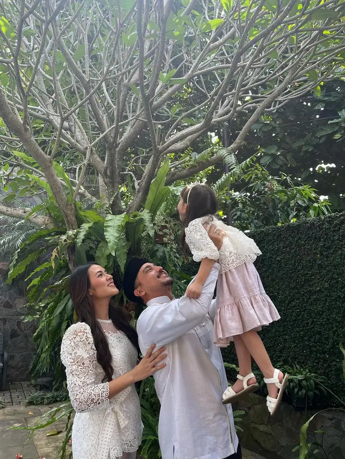 Momen lebaran keluarga Raisa dan Hamish Daud. (Foto: Instagram/raisa6690)
