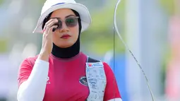 Atlet panahan Diananda Choirunisa dan Riau Ega Agata Salsabilla sukses mempersembahkan medali emas bagi Merah Putih usai tampil sebagai juara di nomor individual recurve putri dan putra. Tampak dalam foto, atlet panahan Indonesia, Diananda Choirunisa saat bertanding di nomor individual recurve putri SEA Games 2025 di Football Field 1, Sports Authority of Thailand, Bangkok, Rabu (17/12/2025). (Bola.com/Bagaskara Lazuardi)