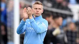 Oleksandr Zinchenko jarang menjadi pilihan utama di Manchester City usai kalah saing dengan Joao Cancelo di posisi bek kiri. Musim lalu, ia memainkan 28 pertandingan di semua kompetisi dengan mencetak lima assist. Menurut The Sun, Zinchenko digaji oleh Man City sebesar 20 ribu paun per pekan atau 360 juta rupiah per pekan. (AFP/Oli Scarff)