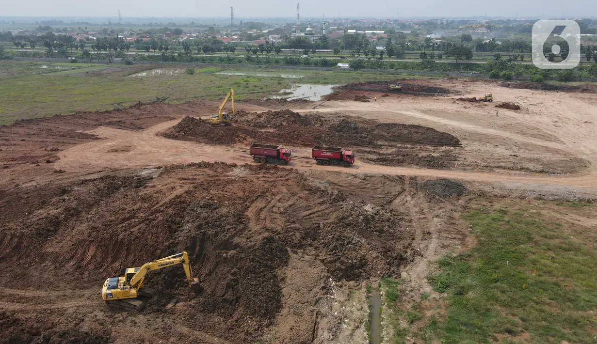 Foto udara memperlihatkan kendaraan alat berat menyelesaikan penggarapan lahan untuk lokasi pemakaman khusus Covid-19 di Rorotan, Jakarta Utara, Kamis (3/6/2021). Sejak dibuka pada akhir Maret lalu, TPU ini diutamakan melayani pemakaman bagi jenazah Covid-19 ber-KTP DKI. (merdeka.com/Imam Buhori)