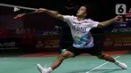 Pebulu tangkis tunggal putra Indonesia, Anthony Sinisuka Ginting saat melawan Kenta Nishimoto (Jepang) pada babak 32 besar Indonesia Open 2024 di Istora Gelora Bung Karno, Senayan, Jakarta, Selasa (4/6/2024). (Liputan6.com/Herman Zakharia)