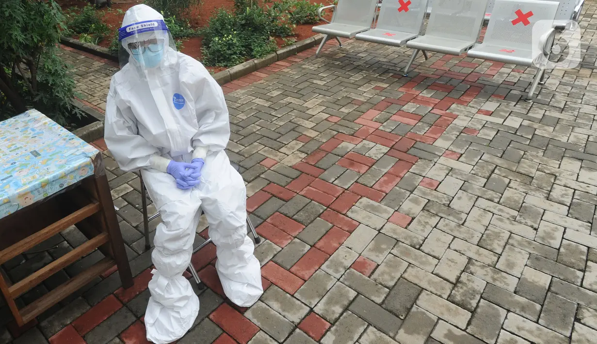 Tenaga kesehatan beristirahat setelah kegiatan tes swab massal di Puskesmas Ciganjur, Jakarta, Kamis (7/1/2020). Lonjakan kasus virus corona berpotensi terjadinya krisis tenaga kesehatan (nakes) karena banyak yang tertular dan gugur saat menangani pasien Covid-19. (merdeka.com/Arie Basuki)