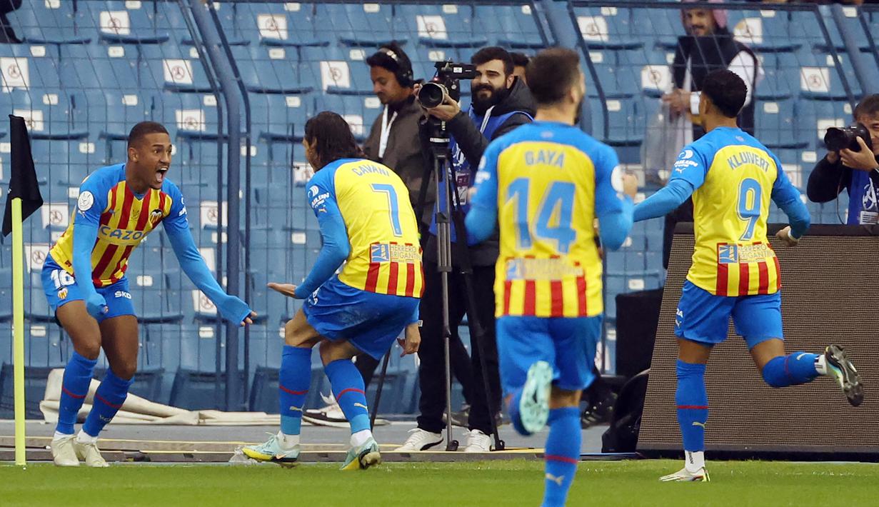 Pada awal babak kedua, Valencia langsung menggempur pertahanan Real Madrid. Hasilnya, Valencia mampu menyamakan skor 1-1 saat babak kedua baru berjalan satu menit. Gol dicetak oleh Samuel Lino. (AFP/Giuseppe Cacace)