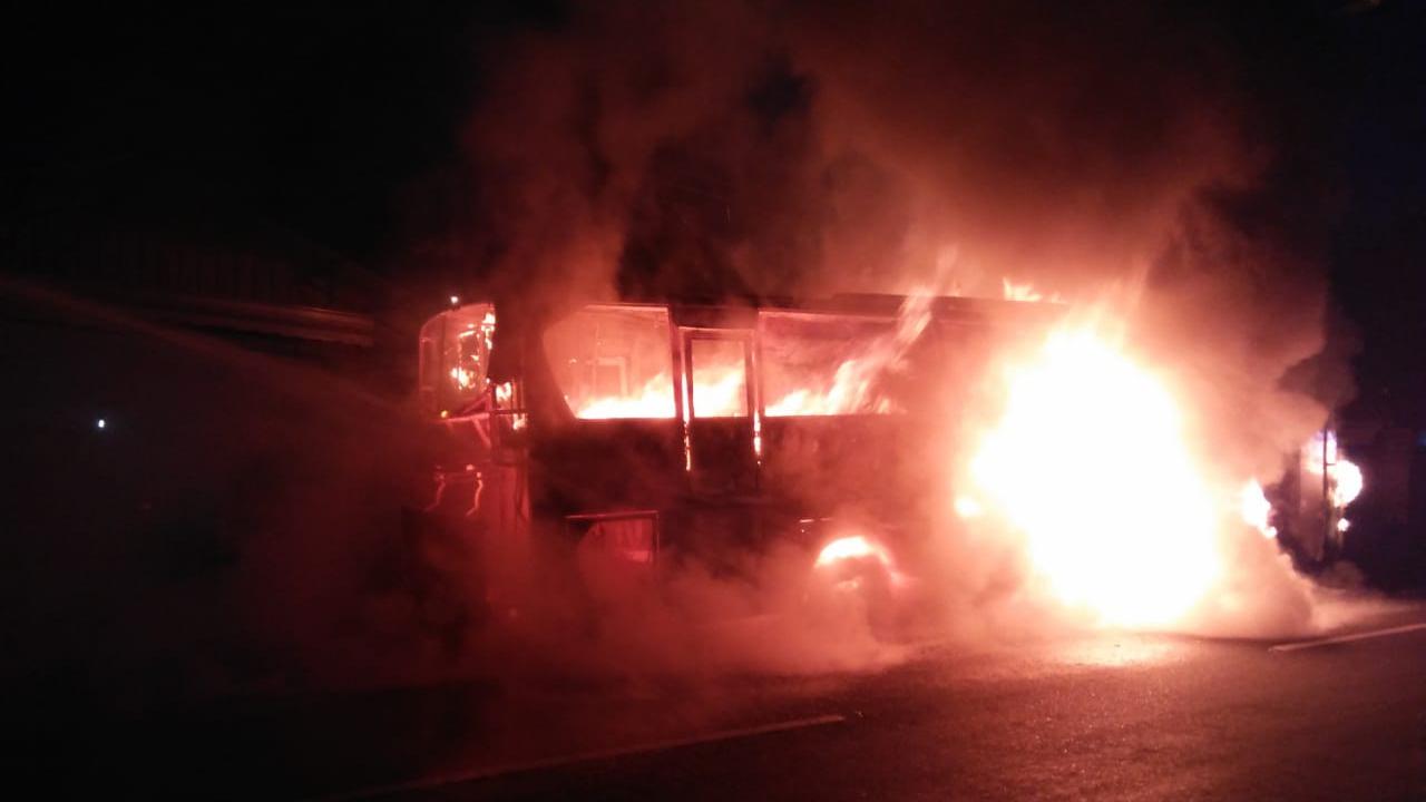 Bus Rosalia Indah jurusan Malang-Purwokerto terbakar di Krumput Kabupaten Banyumas, Jawa Tengah. (Foto: Liputan6.com/TRC BPBD Banyumas/Muhamad Ridlo)