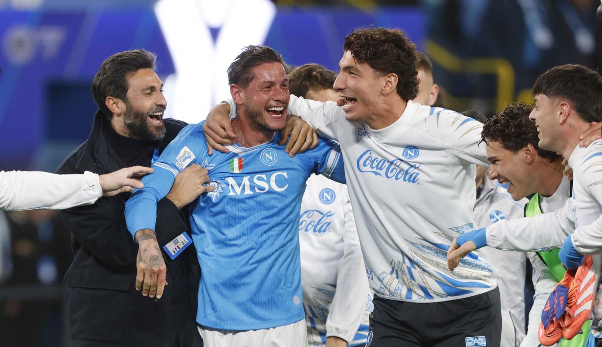 Kemenangan ini sekaligus mengukuhkan dominasi Napoli sebagai salah satu kekuatan utama sepak bola Italia musim ini. Tampak dalam foto, para pemain Napoli merayakan kemenangan setelah memenangkan pertandingan final Piala Super Italia melawan Bologna di Stadion King Al-Awwal Park, Riyadh pada Senin 22 Desember 2025 malam waktu setempat. (Fayez NURELDINE/AFP)
