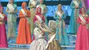 Sari tiada hentinya panjatkan rasa puji syukur atas kemenangannya di ajang Puteri Muslimah 2016. (Andy Masela/Bintang.com)