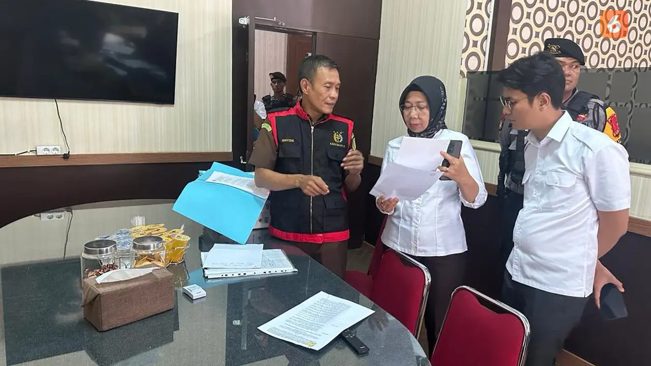 Tim Penyidik Tindak Pidana Khusus Kejaksaan Tinggi Sulawesi Selatan menggeledah Kantor BPN Sulsel dan kediaman mantan Sekretaris BPN Wajo (Liputan6.com/Eka Hakim)