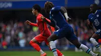 Penyerang Brighton Kaoru Mitoma mencoba  untuk melewati bek Chelsea pada lanjutan Liga Inggris di Stamford Bridge (AFP)