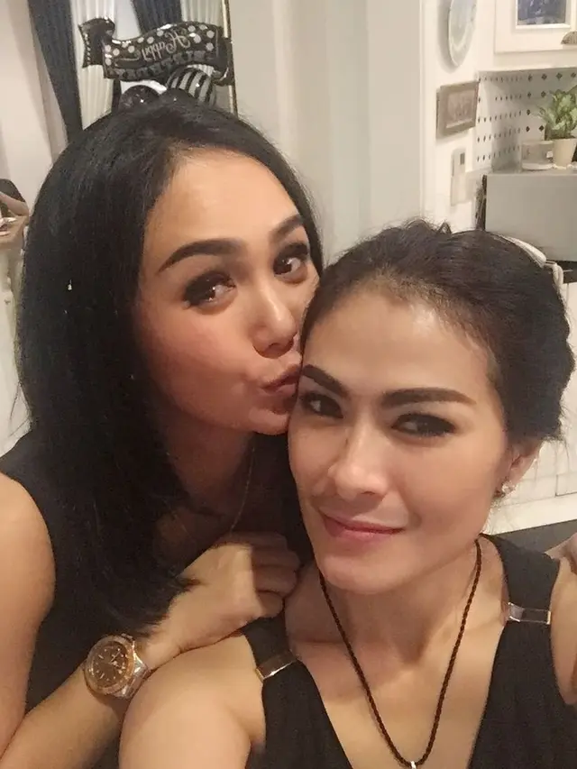 Dekat Sejak Dulu Hingga Satu Geng, Ini 6 Momen Keakraban Yuni Shara dan Iis Dahlia