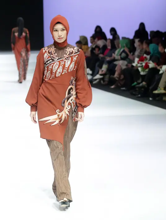 Kain tenun Rakat dalam koleksi Rakata Andala ini memiliki makna pengikat atau pemersatu antar suku. Rakata diambil dari kata Rakat, yaitu tenun Rakat Kutai Timur. Sedangkan Andala dari bahasa Sansekerta berarti tanah atau bumi. [Foto: Bambang E Ros/Fimela.com]