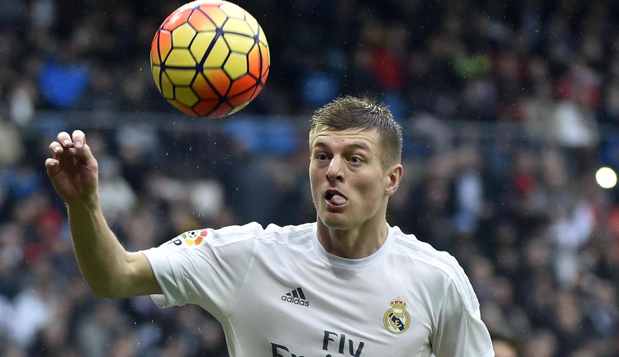Pemain Real Madrid, Toni Kroos mencetak satu gol saat Real Madrid menang atas Athletic Club Bilbao pada Laga Lanjutan pekan ke-24 La Liga Spanyol di Stadion Santiago Bernabeu,  Madrid. (AFP / Gerard Julien)