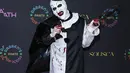 Tyga juga tampil tak kalah mengejutkan. Ia memilih mengenakan kostum Art the Clown yang menakutkan. [Foto: Instagram/justjared]