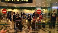 Wisatawan tiba di Bandara Internasional Changi di Singapura. Republik melaporkan 1.670 kasus baru COVID-19 yang dikonfirmasi pada Sabtu (16 April 2022). (AFP)