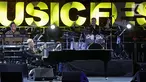 Komposer dunia David Foster tampil dalam gelaran Batik Music Festival 2019 di Candi Prambanan, Yogyakarta, Sabtu (5/10/2019). Meski di usia yang hampir menginjak 70 tahun, David Foster tetap tampil prima di hadapan ribuan penonton. (Kapanlagi.com/Bambang Ekoros Purnama)