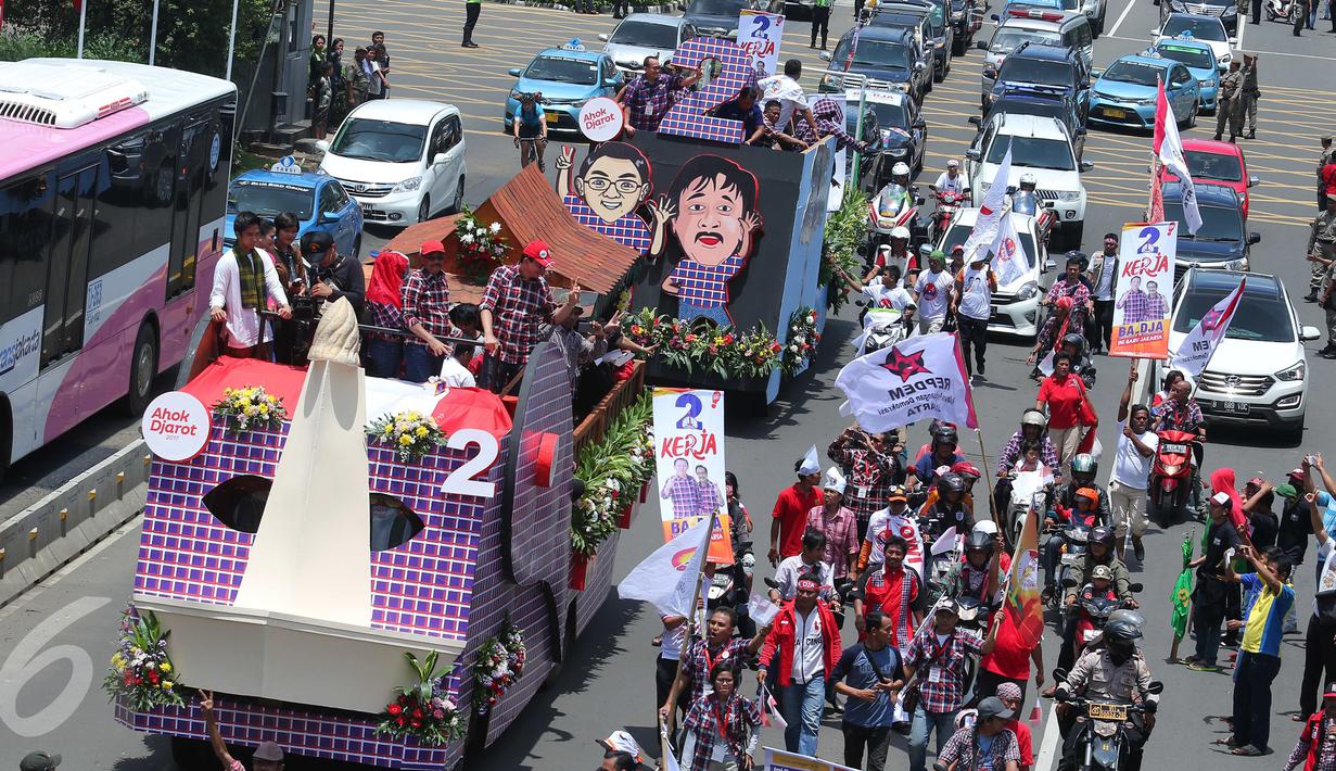 Pasangan Basuki T Purnama dan Djarot Saiful Hidayat menyapa warga saat berada di mobil karnaval di Thamrin, Jakarta, Sabtu (29/10). Karnaval tersebut merupakan bentuk kampanye damai untuk pemilihan Gubernur DKI Jakarta. (Liputan6.com/Angga Yuniar)