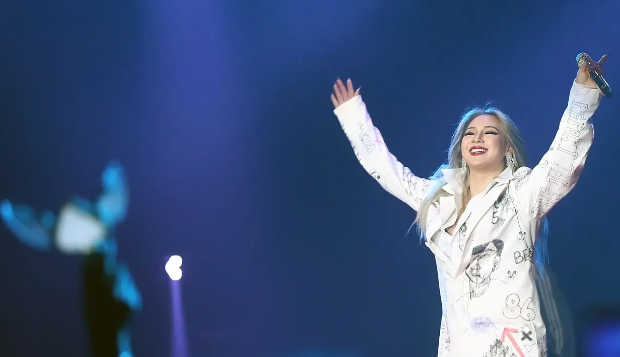 Tak ayal lagu The Baddest Female ini pun berhasil membius para penggemar CL untuk bernyanyi dan bergoyang. (Bambang E. Ros/Bintang.com)