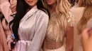 Saat berpose bersama dengan Kim Zolciak Biermann, bibir Kylie Jenner terlihat lebih besar daripada biasanya. (instagram/kimzolciakbiermann)