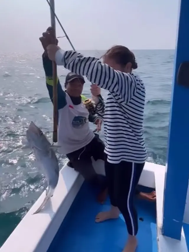 Prilly Latuconsina mancing ikan (Instagram/prillylatuconsina96)