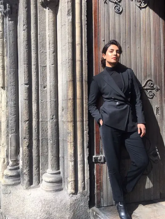 Sampai saat ini, Priyana Chopra masih sibuk dengan film seri Quantico miliknya. Saat syuting Bhaarat, ia akan pulang kampung sementara waktu. (Foto: instagram.com/priyankachopra)