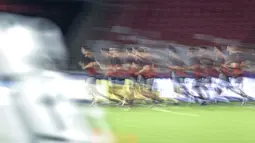 Para pemain Timnas Indonesia melakukan pemanasan saat latihan resmi menjelang laga putaran ketiga Grup C Kualifikasi Piala Dunia 2026 di Stadion Utama Gelora Bung Karno (SUGBK), Senayan, Jakarta, Senin (24/03/2025). (Bola.com/Bagaskara Lazuardi)