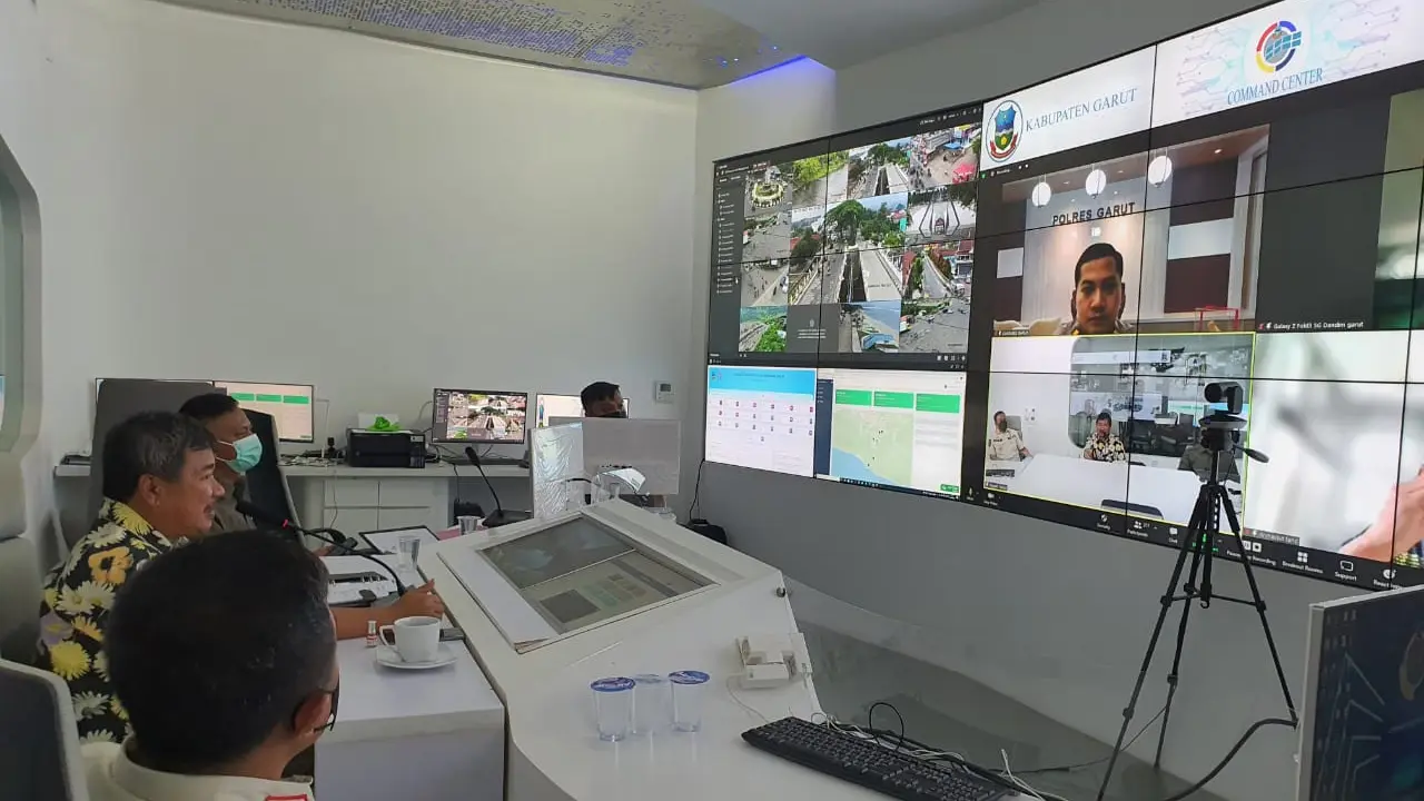 Bupati Garut Rudy Gunawan, melakukan tele conference dalam penanganan ancaman penyebaran Covid-19 saat ini.