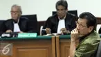 Terdakwa Willy Sebastian Liem, mendengarkan vonis Hakim di Pengadilan Tipikor, Jakarta, Rabu (29/7/2015). Willy divonis 3 tahun penjara dan denda Rp 50 juta subsider 3 bulan kurungan karena terbukti menyuap Suroso Atmomartoyo. (Liputan6.com/Helmi Afandi) 