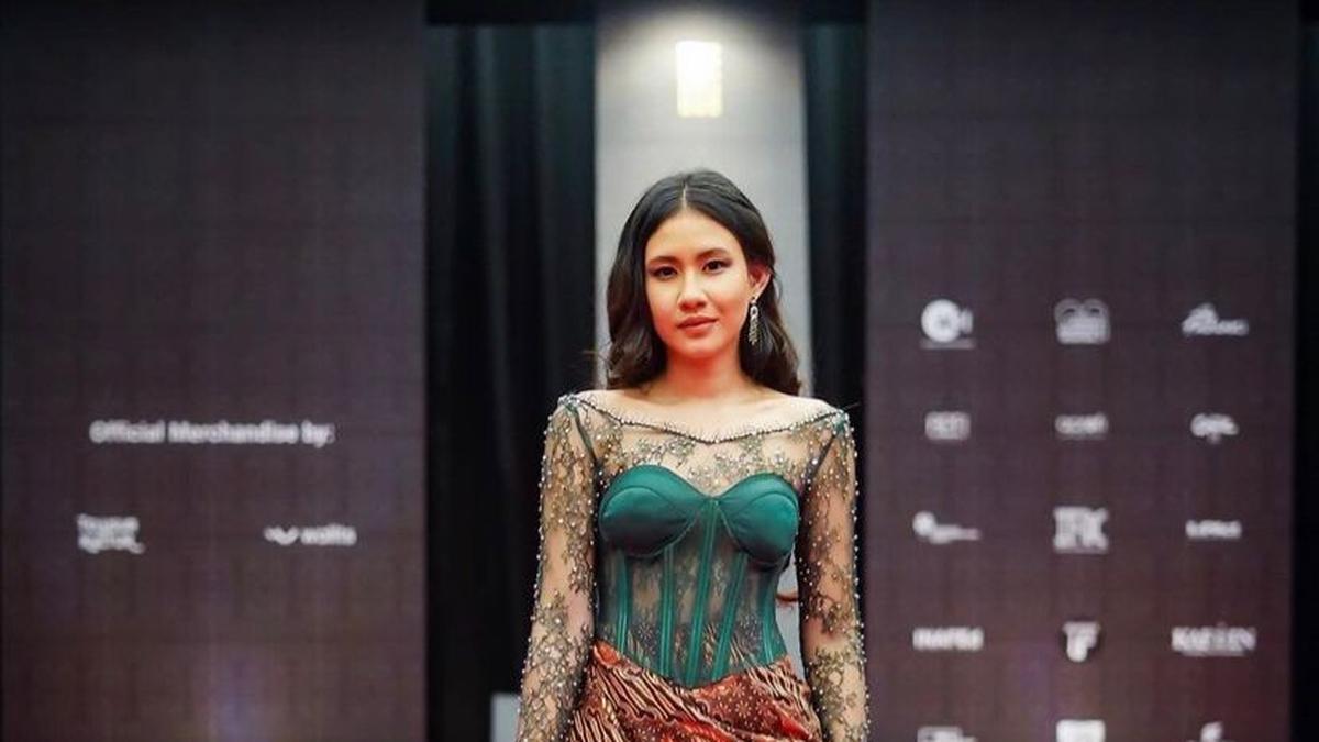 Gabungan Unsur Tradisional dengan Sentuhan Modern, 4 Ide Kebaya dan Rok Belahan Tinggi Berita Viral Hari Ini Selasa 22 Oktober 2024