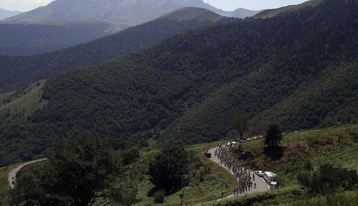 Deretan pebalap sedang berlomba di area pegunungan Pyrenees di Etappe 11 Tour de France yang berjarak 188 km (116.8 miles) di Pau menuju Cauterets di Prancis.  (15/7/2015). (REUTERS/Stefano Rellandini)