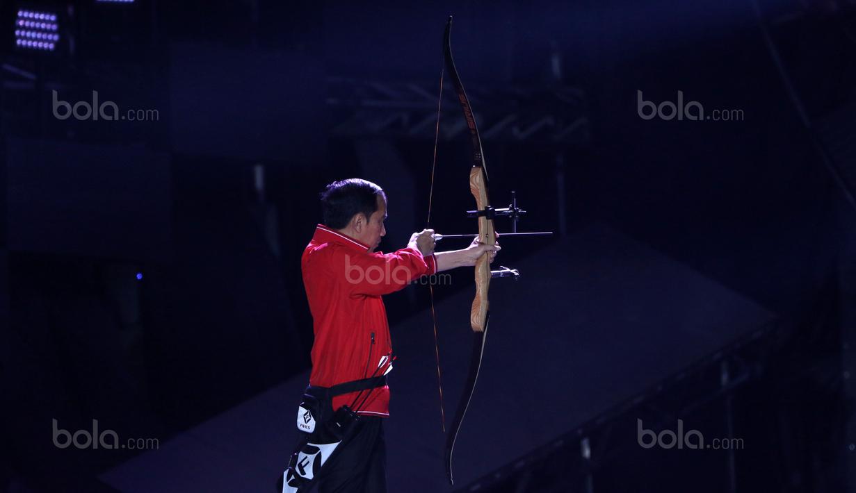 Presiden Republik Indonesia, Joko Widodo siap melepaskan panah pada pembukaan Countdown Asian Games 2018 di Silang Monas, Jakarta, (18/8/2017), Asian Games 2018 memiliki tema Energy Of Asia. (Bola.com/Nicklas Hanoatubun)