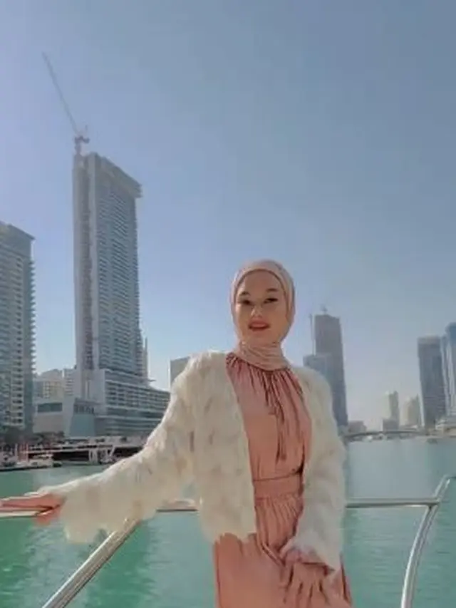 6 Momen Seru Dinda Hauw di Dubai, Kerja Sambil Liburan
