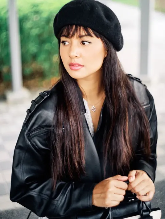 Tampil elegan, mantan kekasih Ello ini menggunakan blazer hitam dan topi yang senada. Tak lupa ia menggunakan inner berwarna putih membuat penampilan lebih hidup(Liputan6.com/IG/@aurelie)